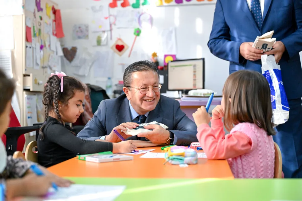 BAŞKAN TİRYAKİ’DEN MİNİK ÖĞRENCİLERE SÜRPRİZ