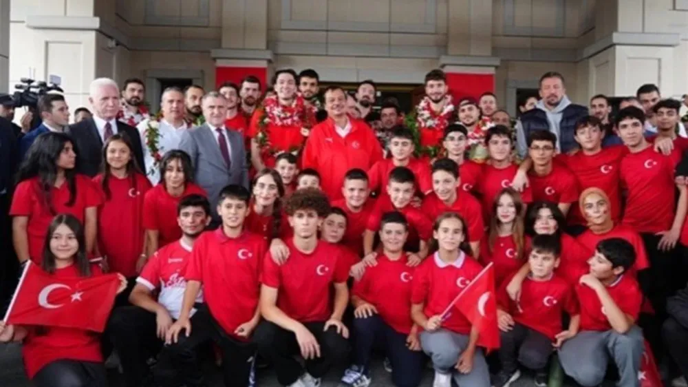 PARALİMPİK SPORCULARDAN TARİHİ BAŞARILAR