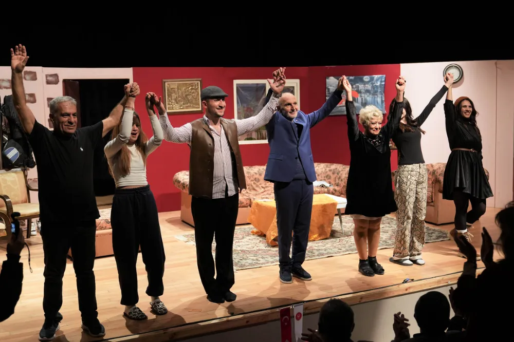 BABAM GERİ DÖNDÜ TİYATRO OYUNU KEÇİÖREN’DE BÜYÜK İLGİ GÖRDÜ