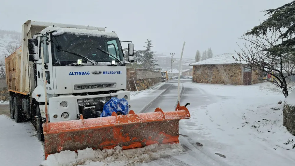 ALTINDAĞ’DA EKİPLER KAR MESAİSİNDE