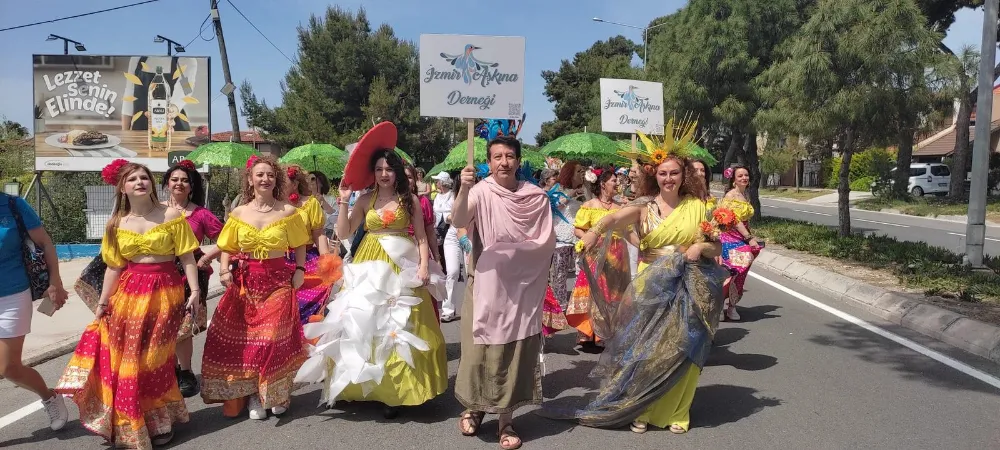 14.Alaçatı Ot Festivali kortejinin en renkli grubu oldular 