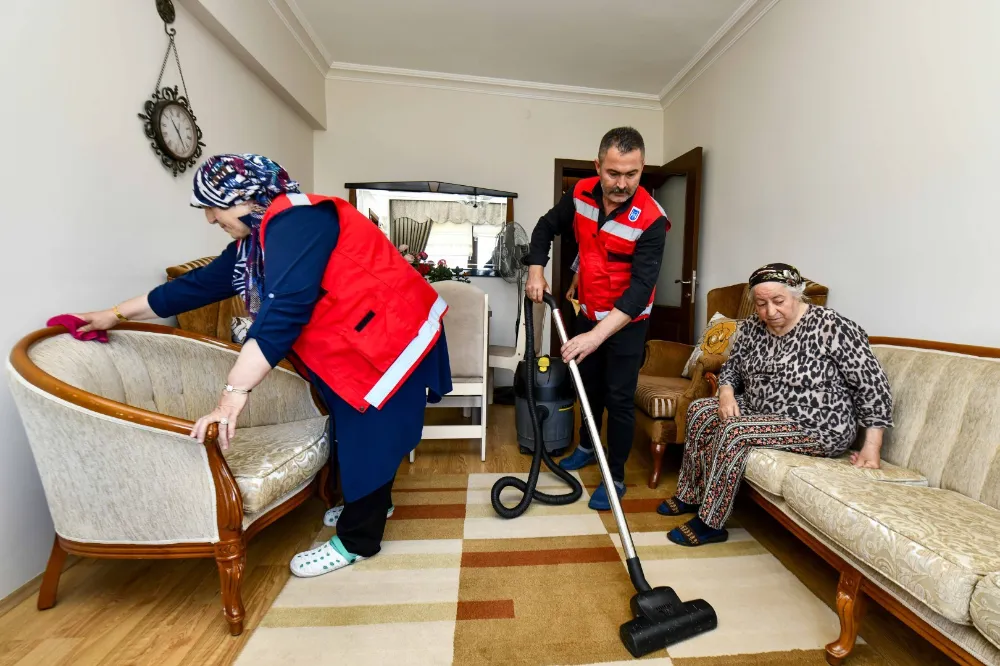 ANKARA’DA YAŞLI VATANDAŞLARIN HAYATINI KOLAYLAŞTIRAN HİZMETLER DEVAM EDİYOR