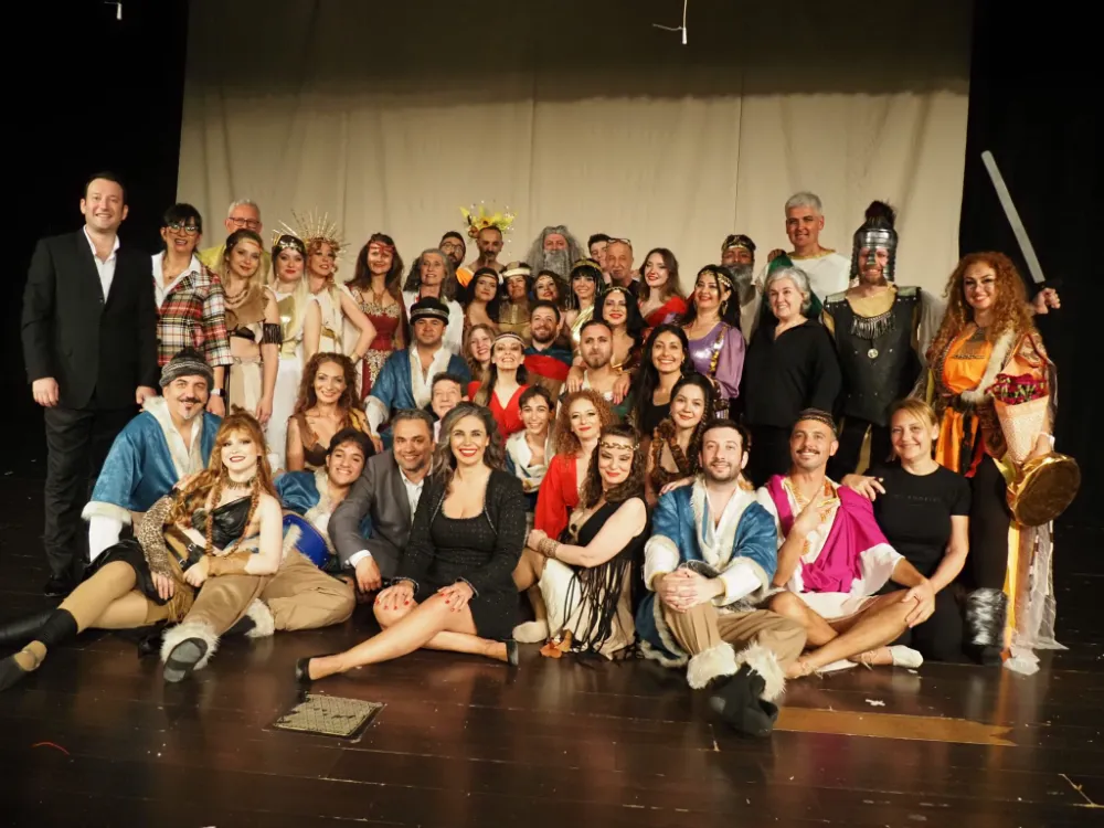 GÜZELBAHÇE TİYATRO FESTİVALİ’NDE BİR İZMİR MÜZİKALİ