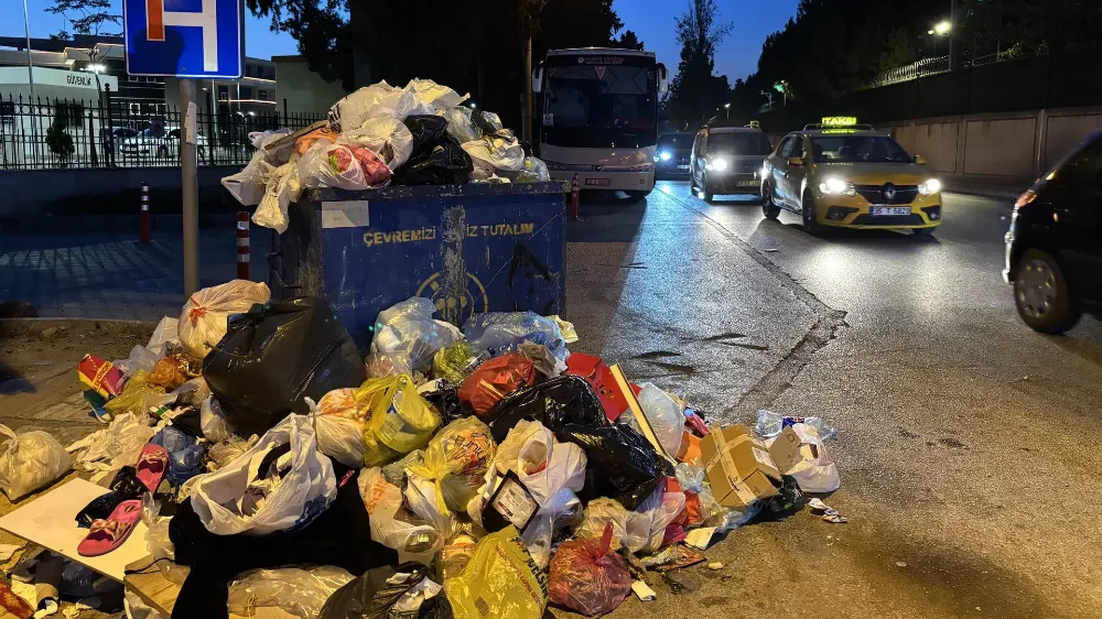 İLÇEDE ÇÖP YIĞINLARI OLUŞTU