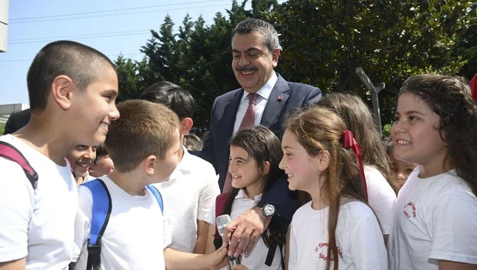 OKULLARDA FORMA GERİ GELİYOR