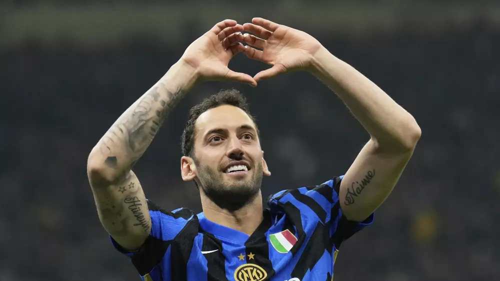 FENERBAHÇE HAKAN ÇALHANOĞLU İÇİN MASADA 