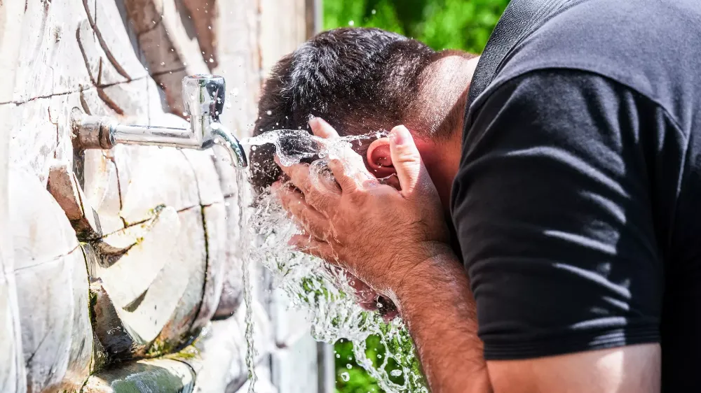 AŞIRI SICAKLAR VE RÜZGAR HIZ KESMİYOR