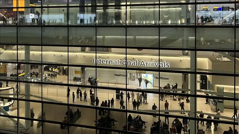 Londra hava sahası kapandı: Uçuşlar durduruldu, binlerce yolcu mağdur oldu