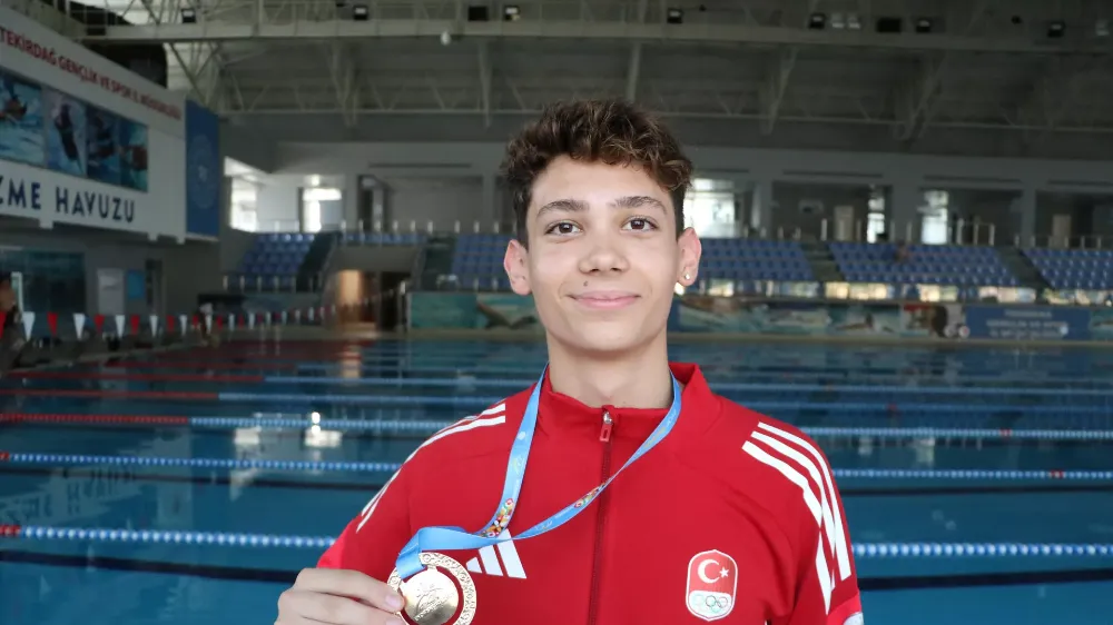 Milli yüzücü Eymen İbolar
