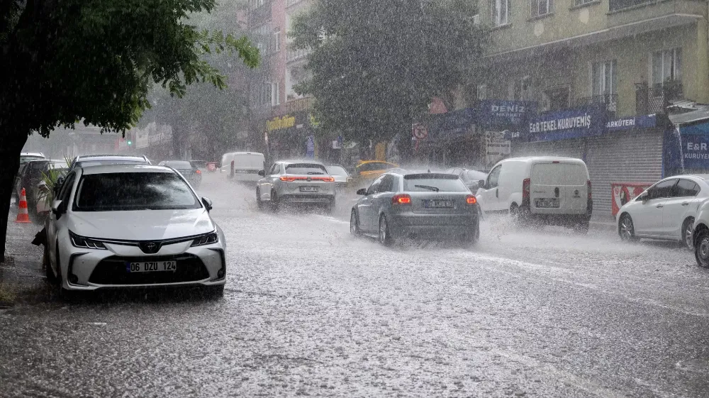 SAĞANAK YAĞIŞ BASTIRIYOR, RÜZGAR ŞİDDETİNİ ARTTIRIYOR, SICAKLIKLAR ARTIYOR
