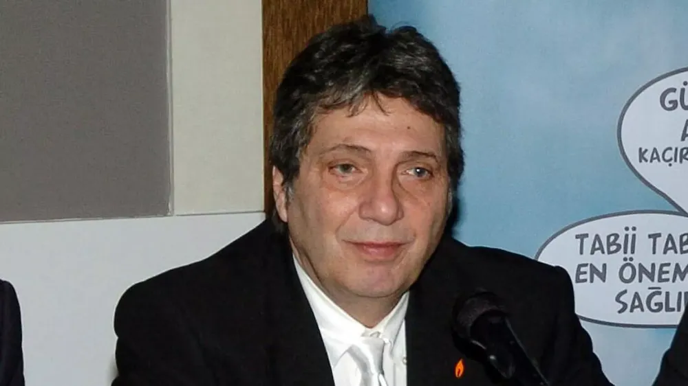 Türk spor basınının ünlü ismi Ümit Aktan hayatını kaybetti.