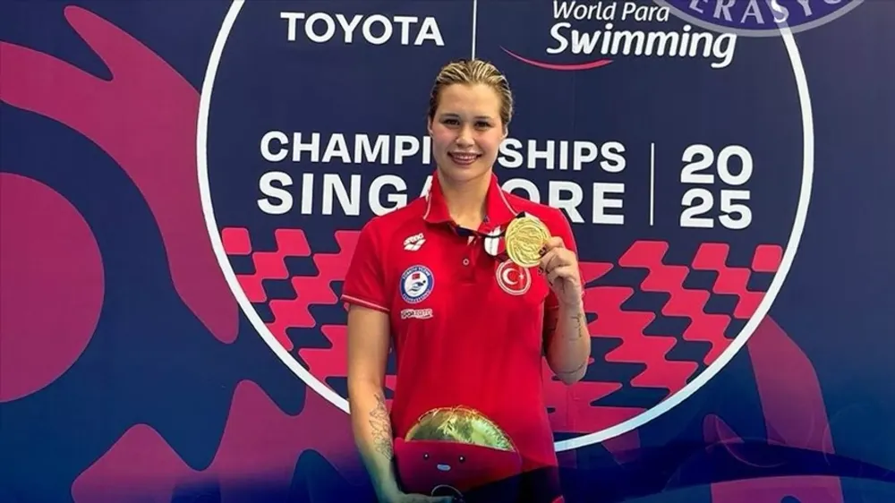 MİLLİ YÜZÜCÜ DEFNE KURT