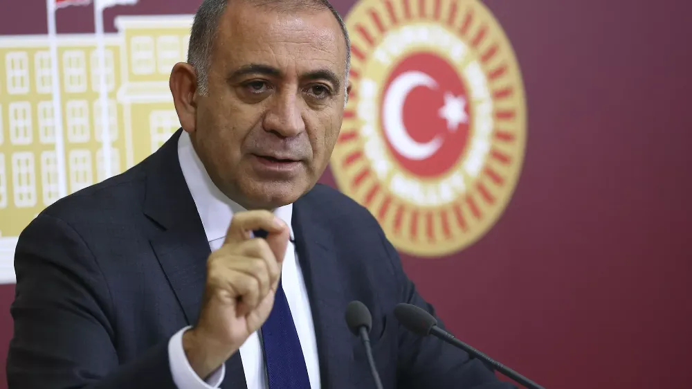 CHP İSTANBUL İL BİNASININ ÖNÜNDE GERGİN BEKLEYİŞ